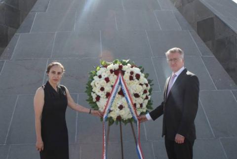 Representatives of US Senate Foreign Relations Committee staff visit Armenian Genocide Memorial