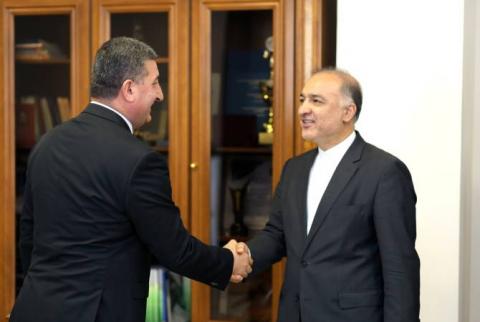 Bakan Sanosyan ve İran Büyükelçisi ortak projelerin gidişatını görüştü