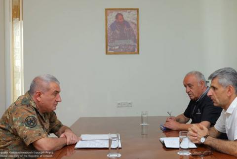 Արցախի ԱԺ նախագահը հանդիպել է Պաշտպանության բանակի հրամանատարի հետ