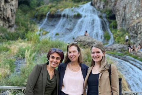 سفيرة الولايات الأمريكية لدى أرمينيا كريستينا كفيان تزور مدينة جيرموك الحدودية وتتعرف على التحديات والظروف