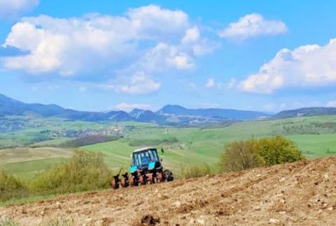 Azeri military targets only wheat field in Sarushen to prevent Nagorno-Karabakh from producing bread, warns official 