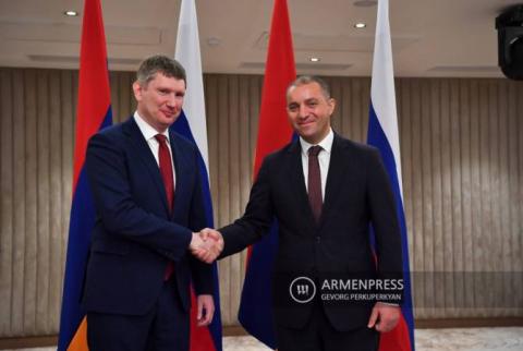 وزيرا الاقتصاد الأرمني والروسي يناقشان التعاون