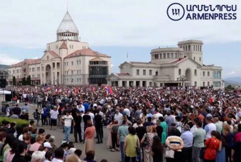 Арцахцы собрались на площади Возрождения, требуя информации о похищенных молодых людях