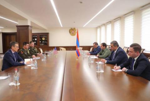 وزير الدفاع الأرمني يستقبل القائم بالأعمال الأمريكية بأرمينيا والملحق العسكري المعين حديثاً وبحث التعاون وقضايا المنطقة 