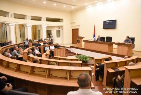 Araik Harutyunyan convocó a una reunión para discutir los pasos a seguir