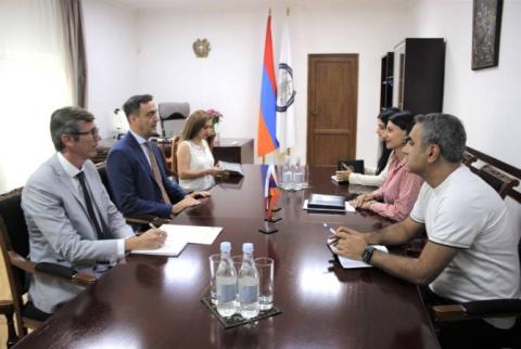 Ermenistan Ombudsmanı Laçin koridoru ile ilgili durumu Arjantin Büyükelçisi’ne sundu
