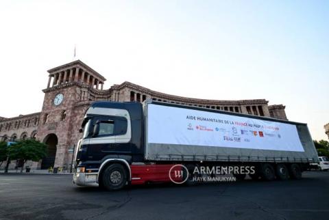 Camiones de ayuda humanitaria enviados por Francia se trasladan a Kornidzor