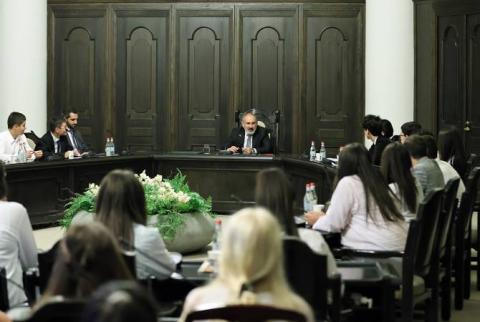 Le Premier ministre a accueilli les participants au programme " École d'été " de l'Assemblée nationale