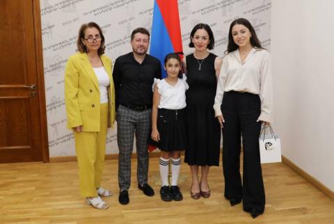 «Մշակույթի դրական էներգիան դժվար օրերին օգնում է ապրել». Ժաննա Անդրեասյանն ընդունել է «Գրան պրի» մրցանակակիր Մաշա Մնջոյանին