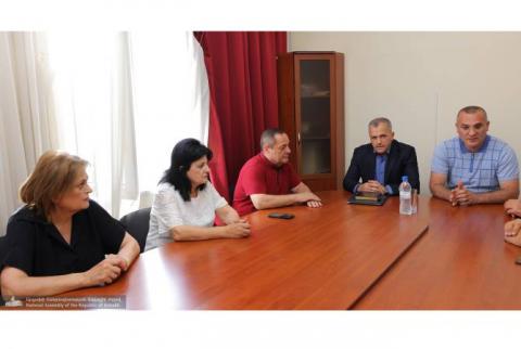 Ministro de Estado de Artsaj se reunió con facciones de la Asamblea Nacional