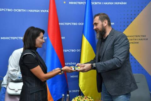 Супруга премьер-министра Анна Акопян подарила украинским школьникам более 1000 гаджетов