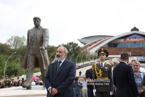Une statue en bronze de Karen Demirchyan est inaugurée devant le complexe sportif et de concerts