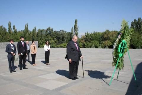 Fransa Parlamentosu’nun milletvekilinin başkanlığındaki heyet, Ermeni Soykırımı Anıtını ziyaret etti