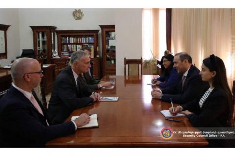 Секретарь Совета безопасности Армении принял старшего советника по переговорам на Кавказе