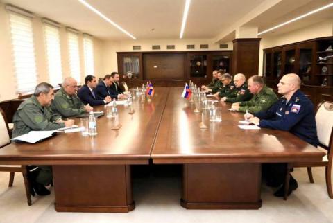 Armenian Defense Minister holds meeting with Commander of Russian Ground Forces and Commander of peacekeepers in NK 