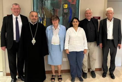Глава Арцахской епархии встретился с баронессой Кокс и членами гуманитарных и правозащитных организаций