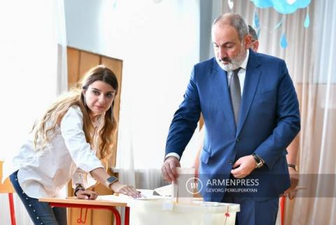 Никол Пашинян и Анна Акопян приняли участие в голосовании на выборах в Совет старейшин Еревана