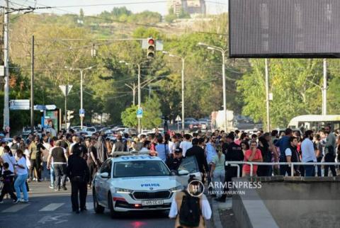 Երևանում հավաքի մասնակիցների կողմից ավտոմեքենաներին, ուղևորին հարվածներ հասցնելու վարույթներով ձերբակալվել է 2 անձ