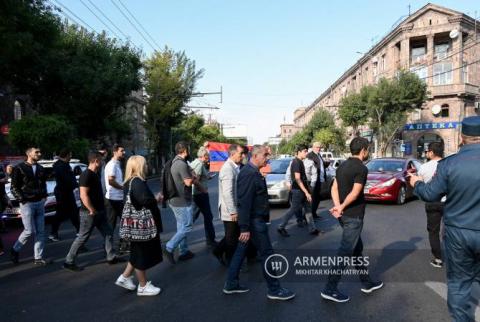 Polis, saat 10.00 itibarıyla protestoya katılan 142 kişiyi gözaltına aldı
