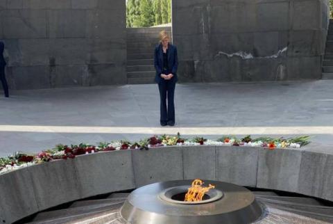Samantha Power rindió homenaje a las víctimas del Genocidio Armenio en Tsitsernakaberd