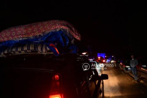 Дорога Степанакерт-Корнидзор перегружена: люди сутками остаются на дороге