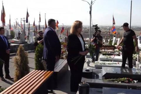 سفيرة الولايات المتحدة لدى أرمينيا كريستينا كفين تزور مقبرة ييرابلور العسكري بيريفان وتكرم ذكرى شهداء ال44 يوم 