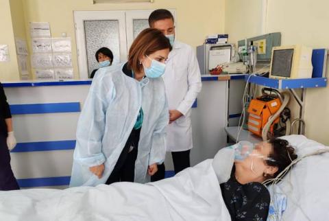 Ministra de Salud visitóa los desplazados forzosos de Nagorno Karabaj en el hospital de Goris
