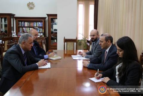 Ermenistan Güvenlik Konseyi Sekreteri ve AB Büyükelçisi, Ermenistan çevresindeki güvenlik durumunu görüştü