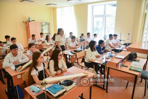 6.104 niños desplazados por la fuerza de Nagorno Karabaj continúan sus estudios en instituciones educativas de Armenia