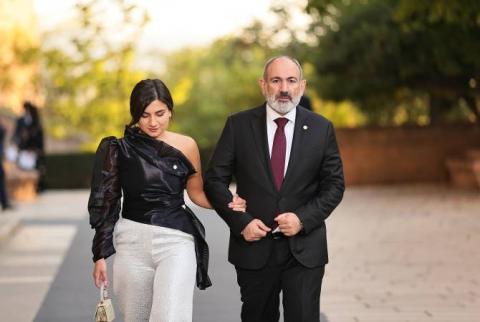 Премьер-министр Армении вместе с дочерью присутствовал на официальном ужине в честь участников саммита ЕПС
