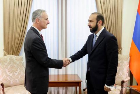 Ararat Mirzoyan se reunió con el asesor principal estadounidense para Negociaciones con el Cáucaso 