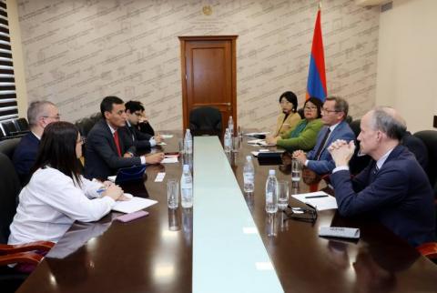 Bakan Yardımcısı Martirosyan, Dağlık Karabağ'dan zorla yerinden edilenlerin eğitim sorunlarını UNESCO heyetine sundu