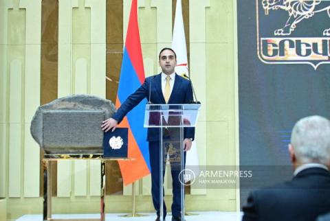 تيكران أفينيان يؤدي اليمين الدستورية كعمدة لمدينة يريفان