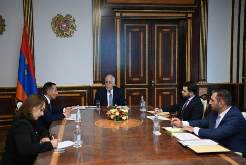 Le Président Vahagn Khatchatourian tient une réunion de travail avec le gouverneur de la région de Syunik 