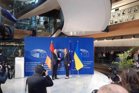 رئيس الوزراء الأرمني نيكول باشينيان يعقد اجتماع مع رئيسة البرلمان الأوروبي روبرتا ميتسولا في ستراسبورغ