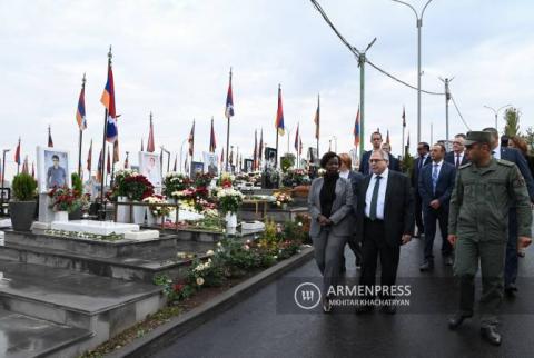 الأمينة العامة للمنظمة الدولية للفرنكوفونية لويز موشيكيوابو تصل إلى أرمينيا وتزور المقبرة العسكرية مكرّمة ذكرى الشهداء