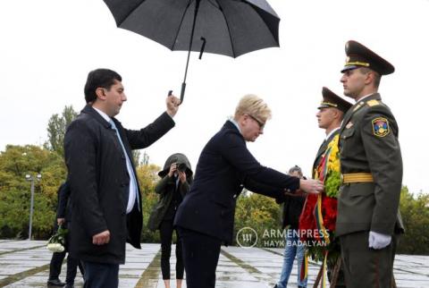 رئيسة الوزراء الليتوانية إنغريدا سيمونيتي تزور تسيتسيرناكابيرد في يريفان وتكرّم ذكرى شهداء الإبادة الجماعية الأرمنية