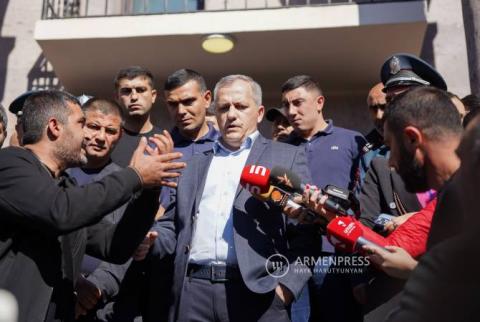 Dağlık Karabağ'dan zorla yerinden edilenlerin Dağlık Karabağ'ın Ermenistan Temsilciliği'nin önünde protesto eylemi