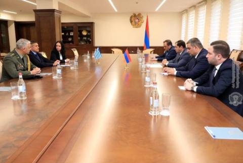 وزير الدفاع يعقد اجتماع مع سفير اليونان والملحق العسكري المعين حديثاً بأرمينيا