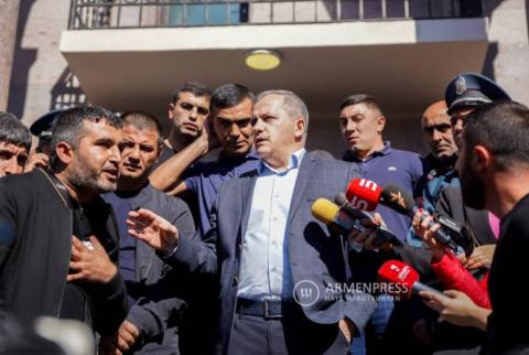 Samvel Shahramanyan meets group of NK protesters 