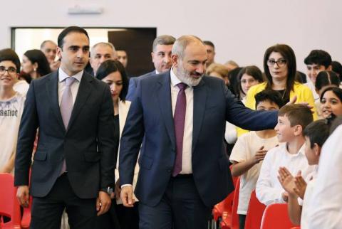 Primer ministro visitó escuelas recién construidas en Ereván