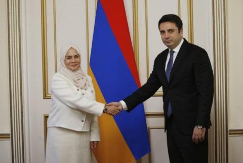 Alen Simonyan recibió a la embajadora de los Emiratos Árabes Unidos en Armenia