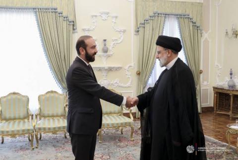 Ararat Mirzoyan se reunió con el presidente de Irán en Teherán