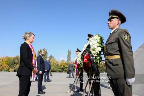 وزيرة الخارجية الكندية ميلاني جولي تكرّم ذكرى شهداء الإبادة الجماعية الأرمنية في تسيتسرناكابيرد-يريفان