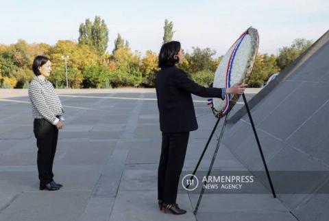 وزيرة الثقافة الفرنسية ريما عبد الملك تزور تسيتسرناكابيرد في يريفان وتكرّم ذكرى شهداء الإبادة الأرمنية