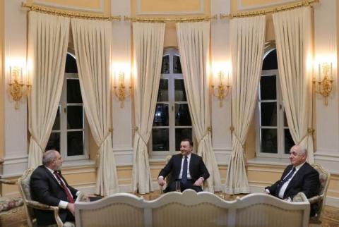 Rencontre informelle entre MM.Pashinyan et Asadov en marge du 4e Forum de la Route de la Soie à Tbilissi 