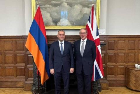 Kerobyan discutió con su par británico la posibilidad de organizar vuelos directos entre Armenia y Gran Bretaña