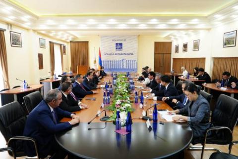 Ереван должен быть «умным городом», оцифрованным и модернизированным: мэр Еревана принял делегацию города Циндао
