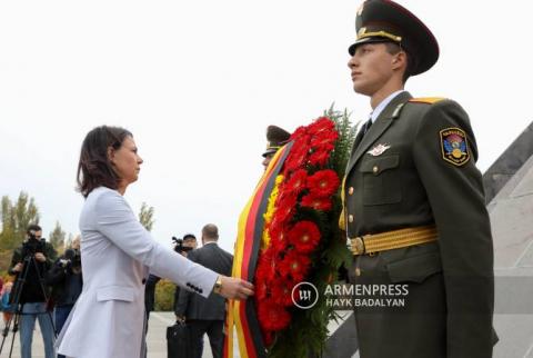 La ministre allemande des Affaires étrangères commémore les victimes du Génocide arménien au Mémorial de Tsitsernakaberd