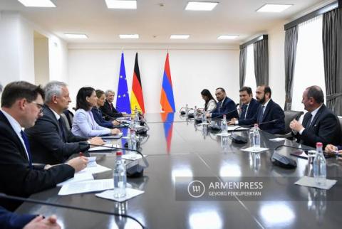 وزير الخارجية الأرمني آرارات ميرزويان ونظيرته الألمانية أنالينا بيربوك يناقشان جدول الأعمال الثنائي والقضايا الإقليمية